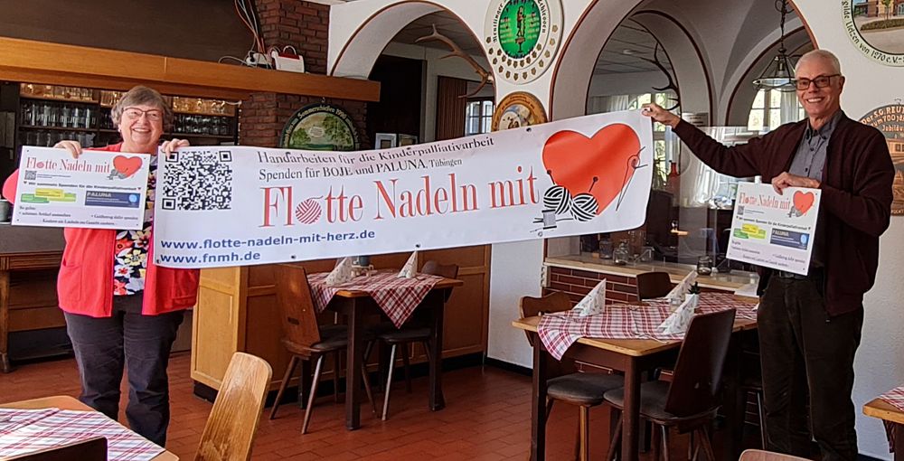 Spendenübergabe Gerd Broglie an Claudia Kern von den Flotten Nadeln.